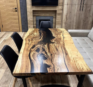 Деревянный стол со столешницей из эплксидной столы от Полимеркуб